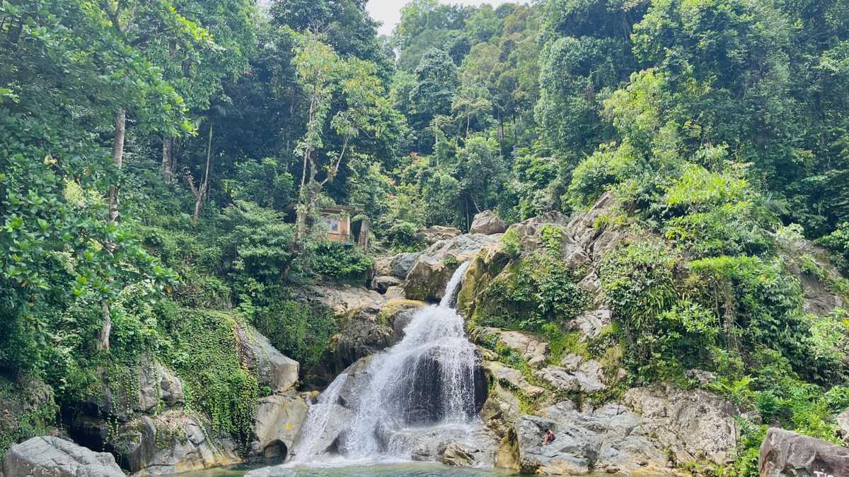 Air Terjun Suhom yang Menyimpan Energi dan Pesona
