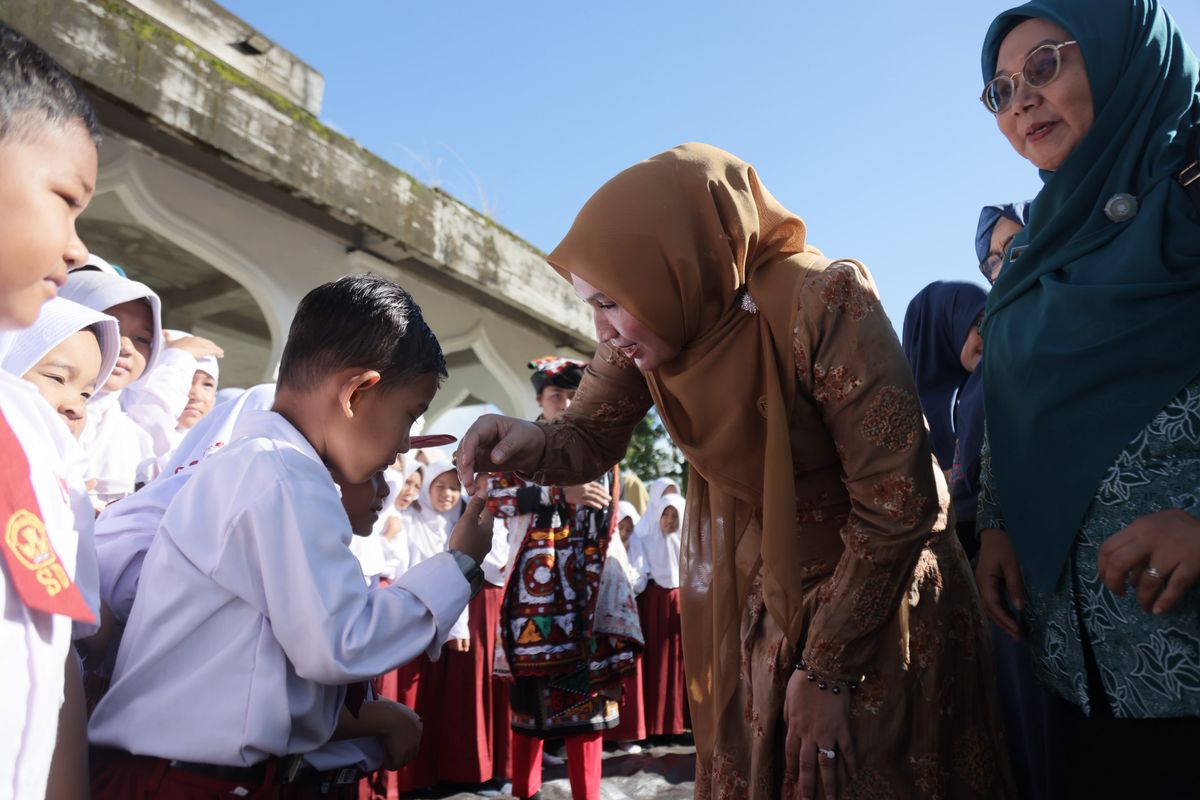 Kak Na Mualem Berbagi Seragam Sekolah di Aceh Tengah
