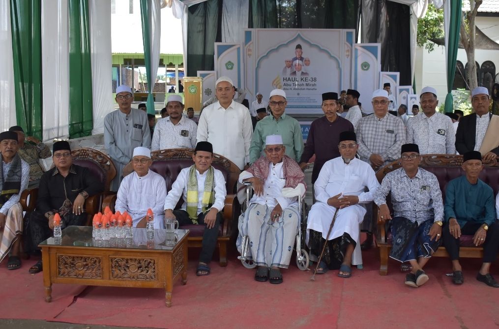Dek Fadh Hadiri Haul ke-38 Abu Tanoh Mirah di Bireuen