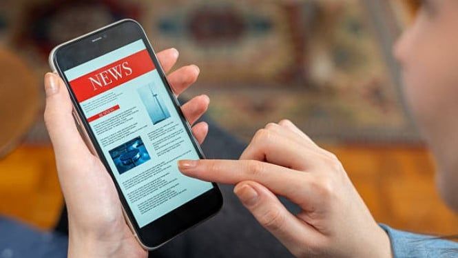 Kebanyakan Berita Bikin Overwhelmed, Ini Cara Mengatasinya